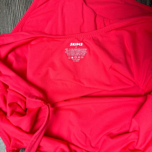 SKIMS FITS EVERYBODY SQUARE NECK THONG BODYSUIT STRETCHY ULTRA PINK Rare MEDIUM - Picture 5 of 6